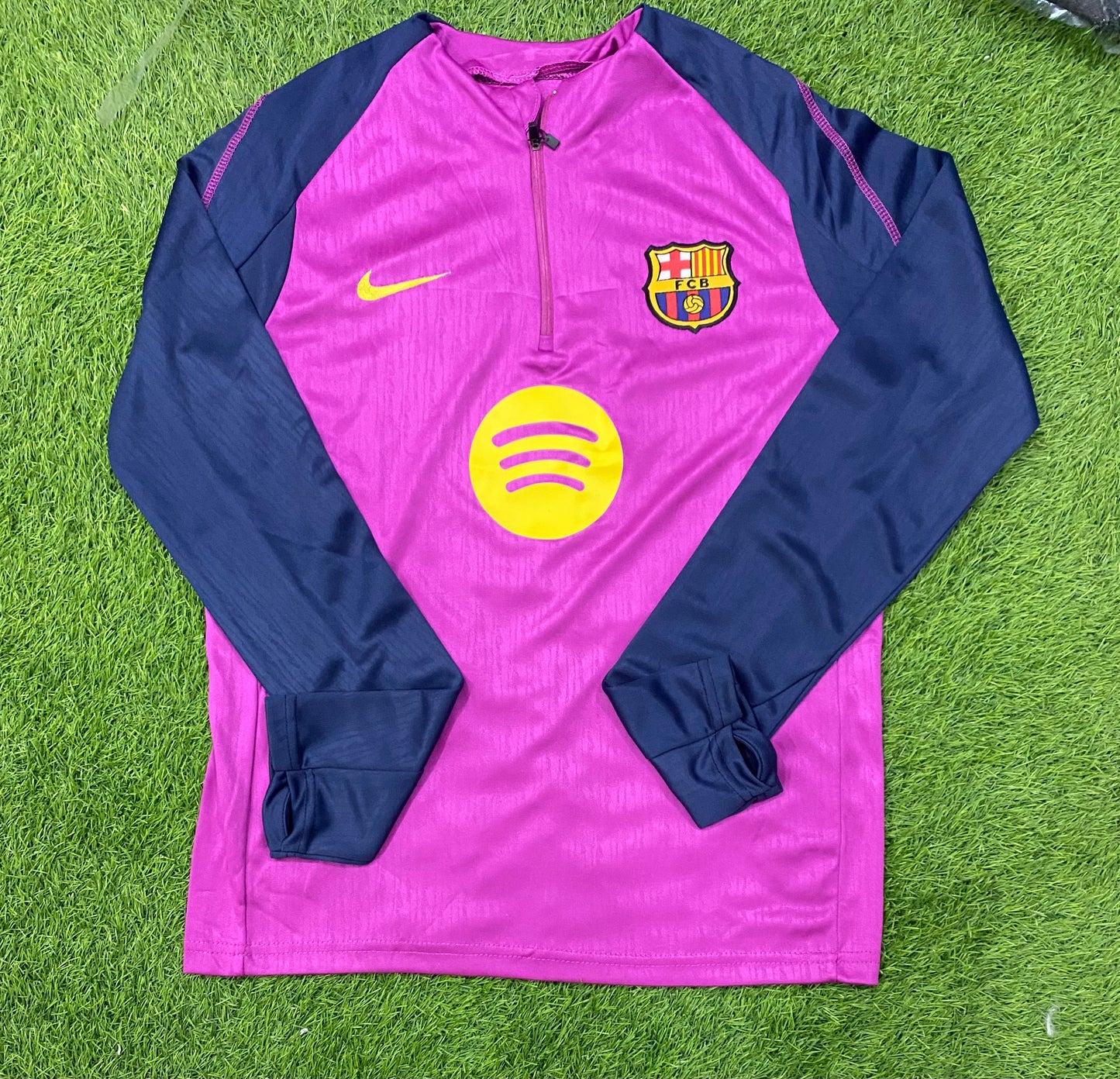 Barcelona 2025 training drill top with thumb grip