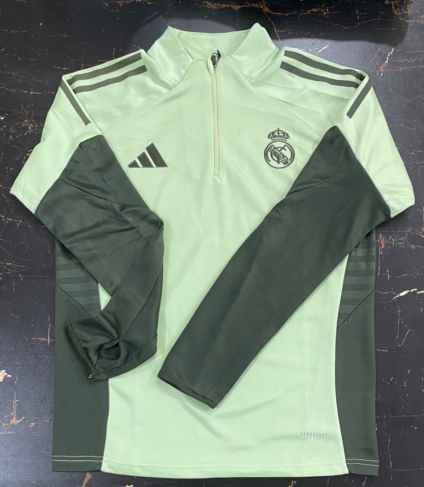 Real Madrid 25/26 training top with thumb grip (lime green)