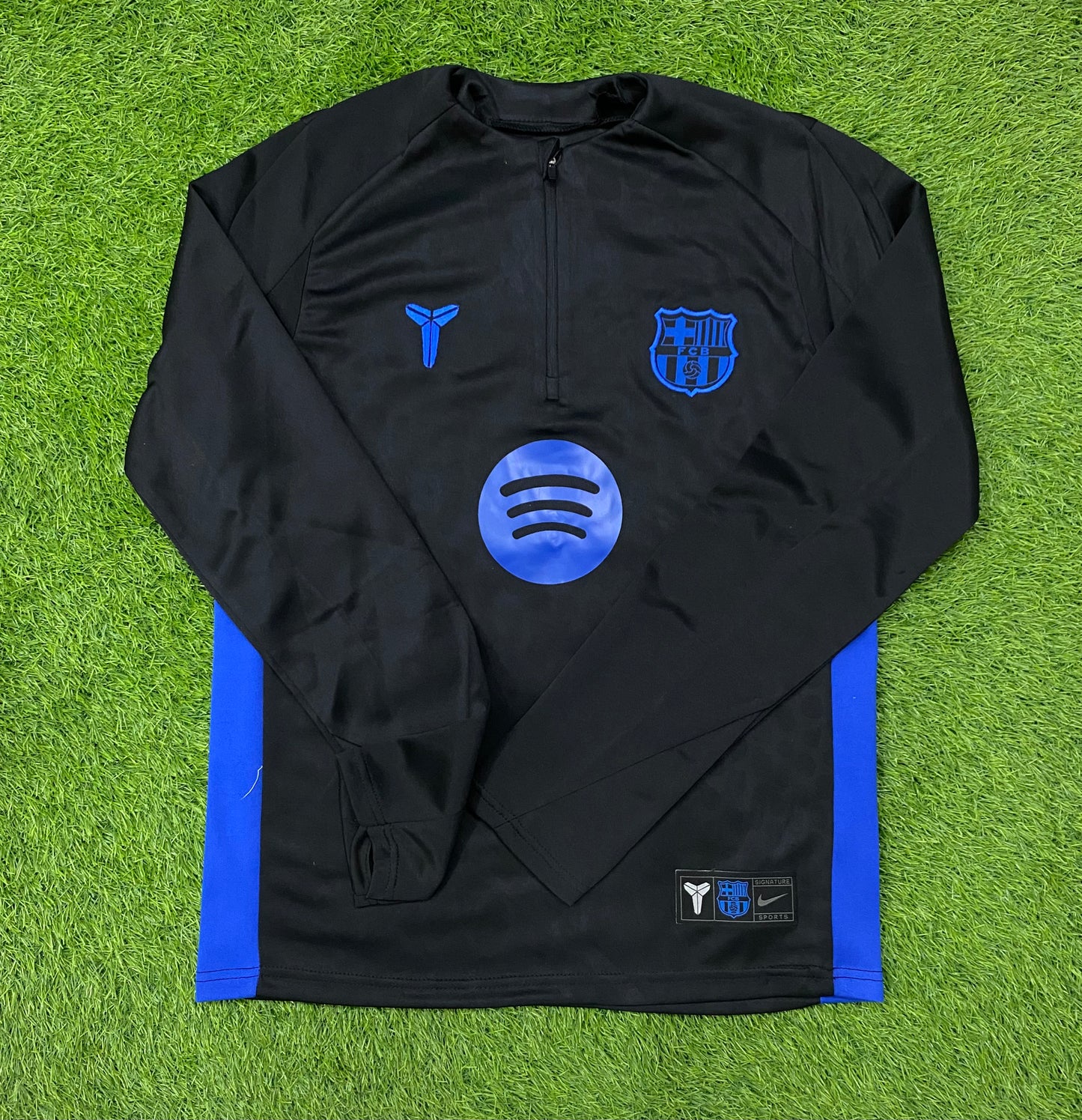 Barcelona 2025 training drill top with thumb grip